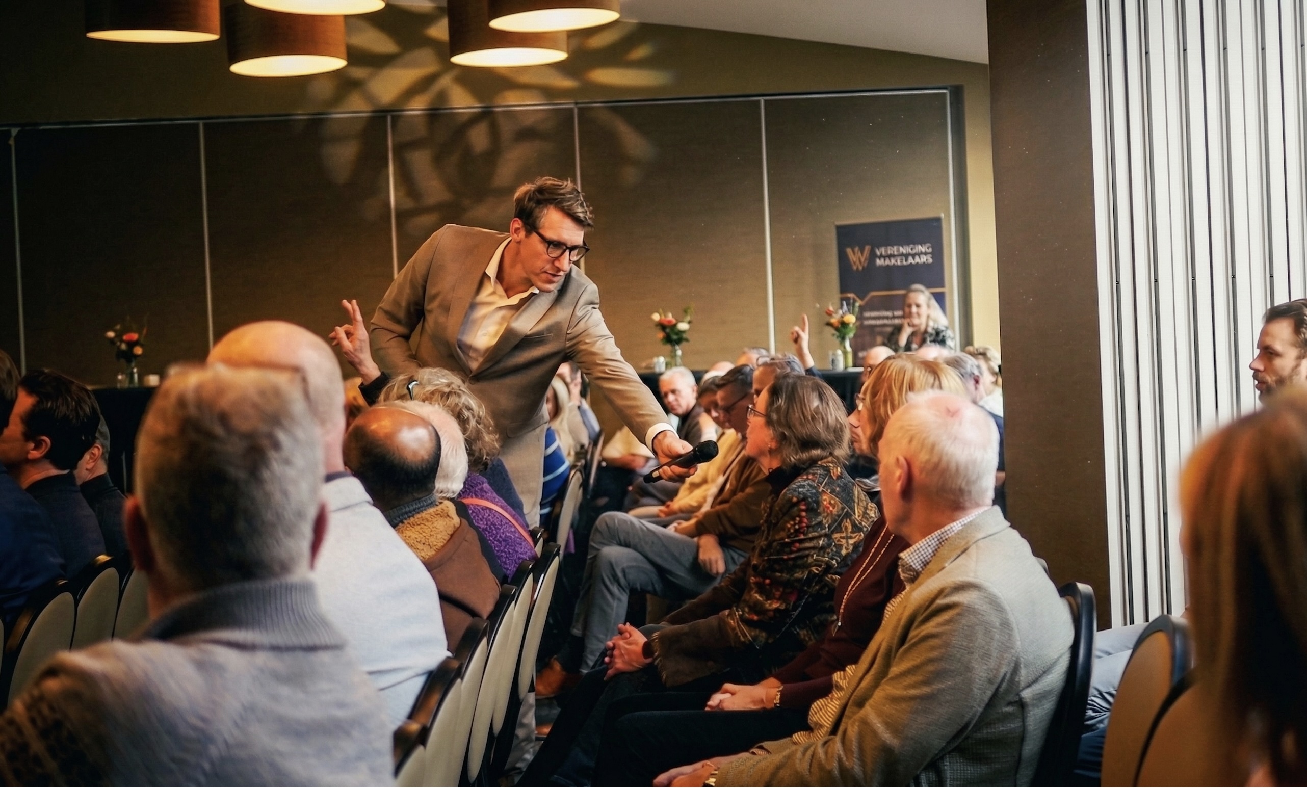 Colin Groos in gesprek met ondernemers